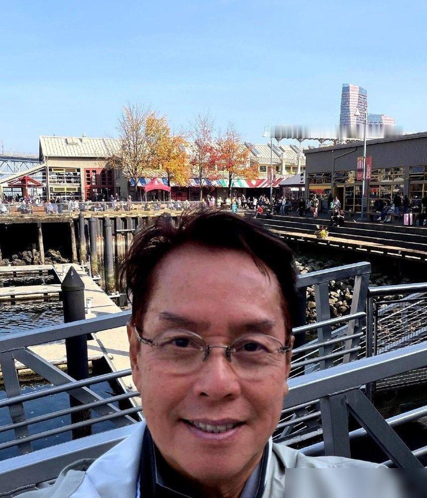 76岁，红馆连唱10场，转头就飞加拿大看32岁的儿子和女朋友去了。
记者追着问，什么时候抱孙子？谭咏麟就一句：年轻人有自己的生活，互不干涉。
没催，没劝，也没摆长辈架子。刚在红馆跟刘德华李克勤唱完终极篇，隔天就恢复跑步，接着飞海外。舞台上拼了一辈子，台下活得比谁都明白。
钱赚够了，名也够了，剩
