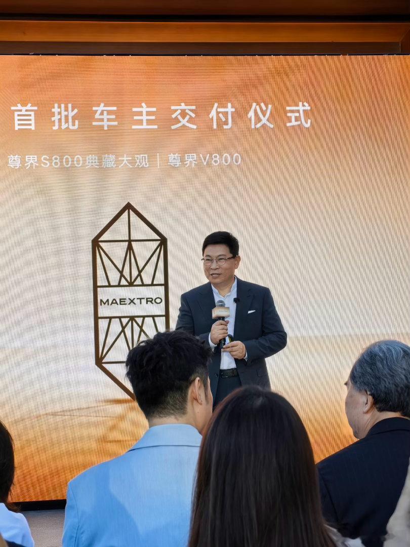 #尊界S800 Grand Design典藏大观交付#于8月31日正式开启首批车主交付，明星车主阵容与138.8万元的起售价引发市场高度关注。 ​
