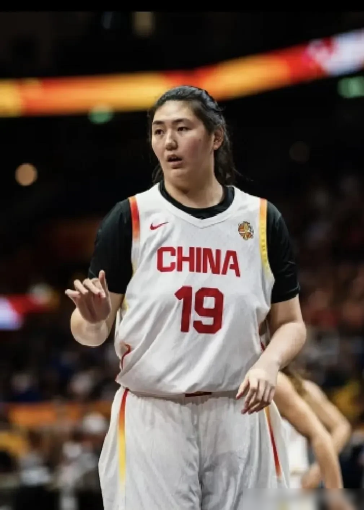 2米23的张子宇，为什么成了女篮的罪人？
全网都在骂，说教练组战术死板，只会把球硬塞给内线，打法太落后。
但宫鲁鸣教练的话，撕开了另一层真相。他说，战术本是内外结合，可现实是球进去了出不来，不是不想传，是外线接应的速度和突破，根本跟不上对手的防守强度。
更扎心的是，张子宇的巨大体型，让她在防守