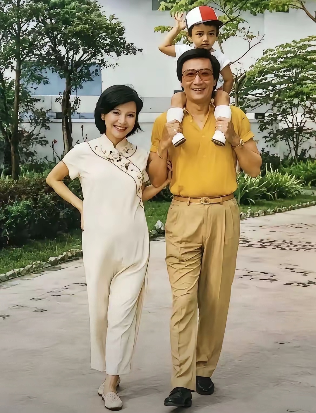 这张珍贵老照片，是谢贤、狄波拉和年幼的谢霆锋。
彼时狄波拉温婉明媚，一身浅色旗袍优雅动人。谢贤穿着亮黄色上衣，意气风发，小小的谢霆锋坐在父亲肩头，活泼可爱。
 
当年的一家三口，笑容灿烂，满是温馨。谁也不曾想到，曾经幸福的小家庭，后来走向分开。
岁月流转，照片定格了短暂的美好。再回看，让人感慨，时光