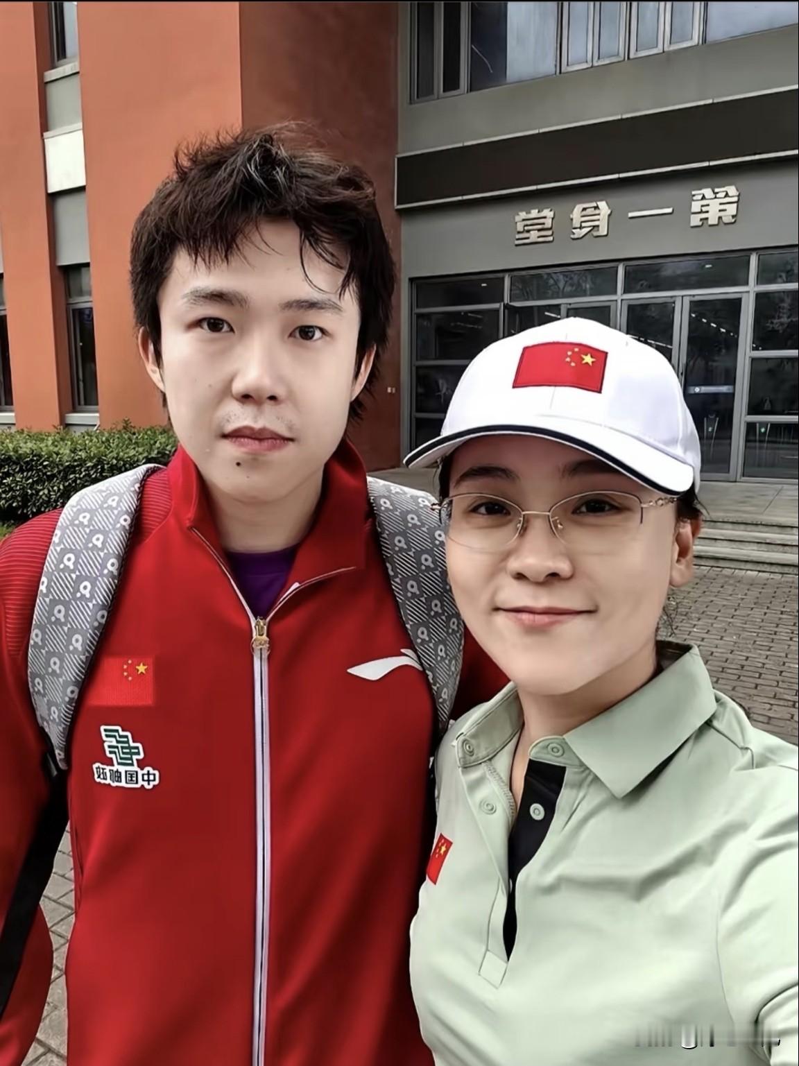 王楚钦一张错位合照又引质疑，多少是有些无语。

王楚钦正在上海崇明岛努力的封训，又因为有人晒了一张图，又被人质疑。

说靠太近了，说他不是很有边界感吗？为什么靠这么近？

看不出来这是错位图么，一个前一个后。

为他这个舆论环境，感到无语又无奈。

多了不说，也说不通黑子，给他们多加油！王楚钦加油！