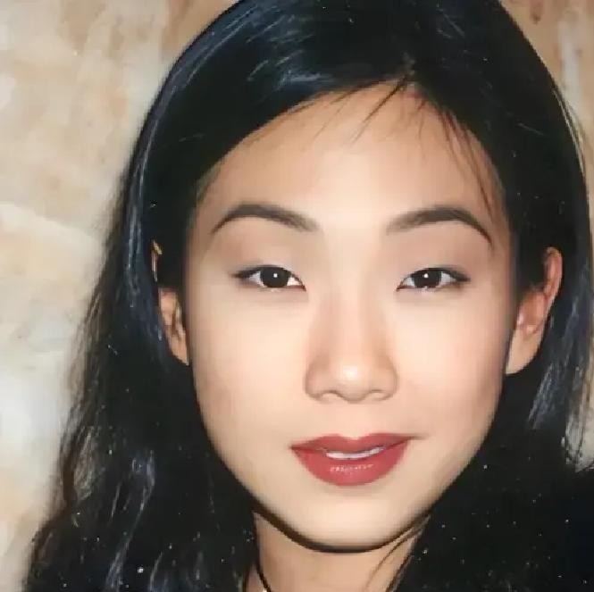2004年，林忆莲一个电话提出离婚，46岁的李宗盛彻底崩溃，对着朋友嚎啕大哭，说自己年近半百，却落得妻离子散。 可最让他破防的，不是离婚本身，而是前妻朱卫茵的电话——她刚从湾仔路过，听到唱片店在放《当爱已成往事》，只是轻轻问了一句：“你还好吗？” 这一句比任何指责都狠，因为它把一个大男人的狼狈全捅破