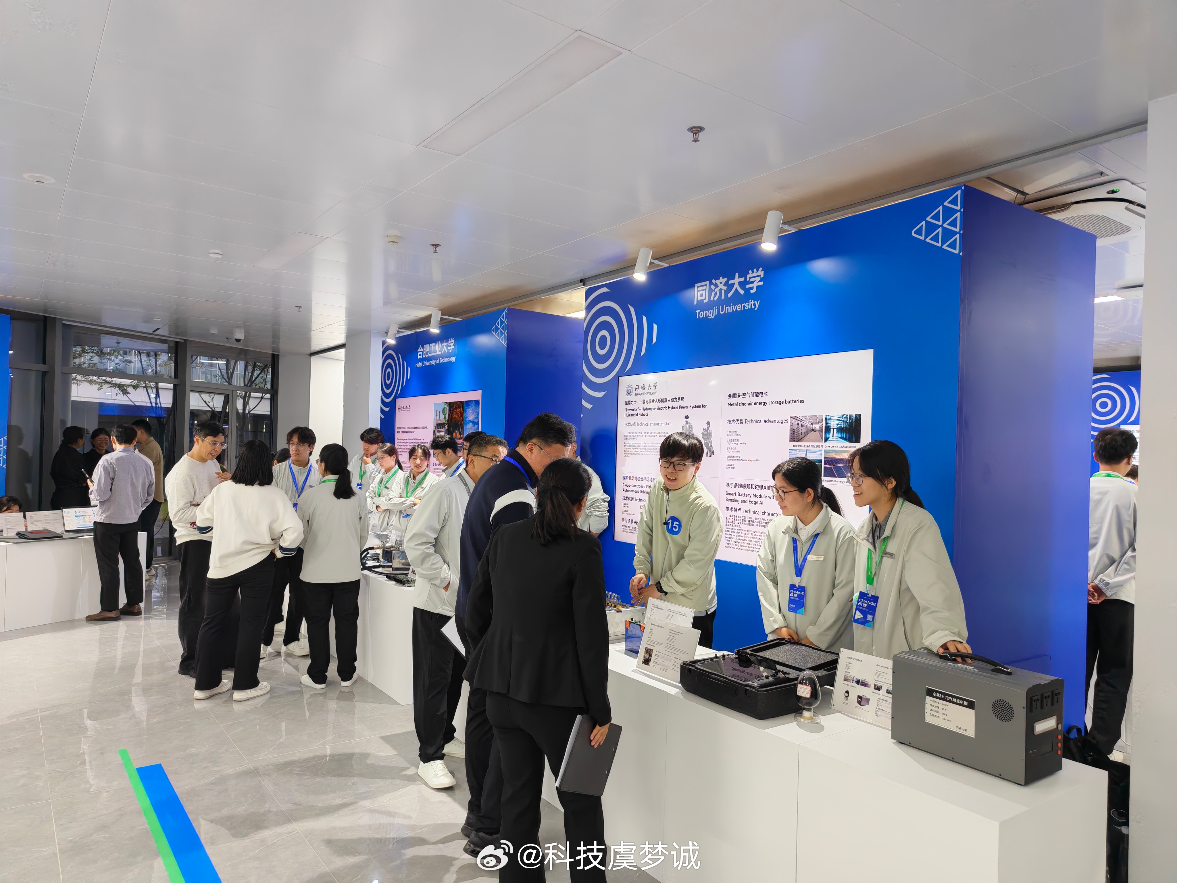 打卡#2026奇瑞全球创新大会# 
 
听讲解员讲解奇瑞的技术力量！不止是造车，从地面出行到低空立体交通，搭配全新能源技术，看了奇瑞的迅龙秒充，真的太快啦 ​