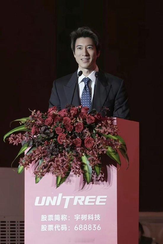 我现在很怀疑王力宏是不是有人形机器人的投资

从AI爱到现在演唱会还有这些活动，都是大量人形机器人的身影。 ​