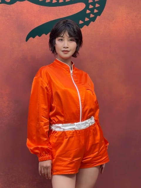 蓝盈莹这趟巴黎时装周的亮相，差点把我看成刚从功夫女足片场跑出来的！就在今天早些时候她出现在时装周现场的造型一曝光，立马引来不少网友讨论。
不少人都觉得她这次的微卷短发造型有点违和，明明之前的长发造型更有辨识度，这次选的发型完全没衬出她的气质，还有人调侃是不是造型师最近工作不太顺心才拿出这种方案。
最