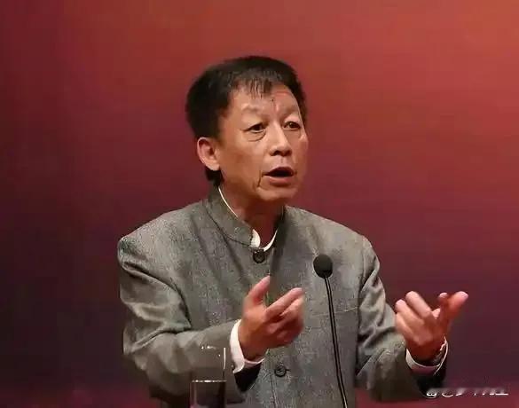 易中天这类人的封建思想遗存严重！
    记者采访易中天，问它对农民起义的看法，易中天答不必过高评价，起义仅能警醒统治阶层，不代表先进生产力与文化，这话的意思你落后，你没文化只能受着，供着像易中天这样的老爷，原因就是你不先进，你没文化！
     易中天在新中国成立好像也没什么贡献吧，到八十年代一直