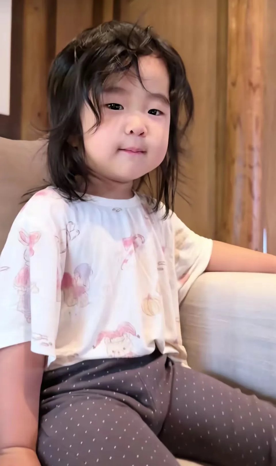 这就是张纪中的小女儿，龙珠快满2岁了，一看就是张导的孩子，五官和爸爸神似，基因真的很神奇。 ​