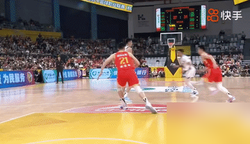 王少杰隔扣外援，杜锋场边怒吼。 2026年4月12日，CBA季后赛。...