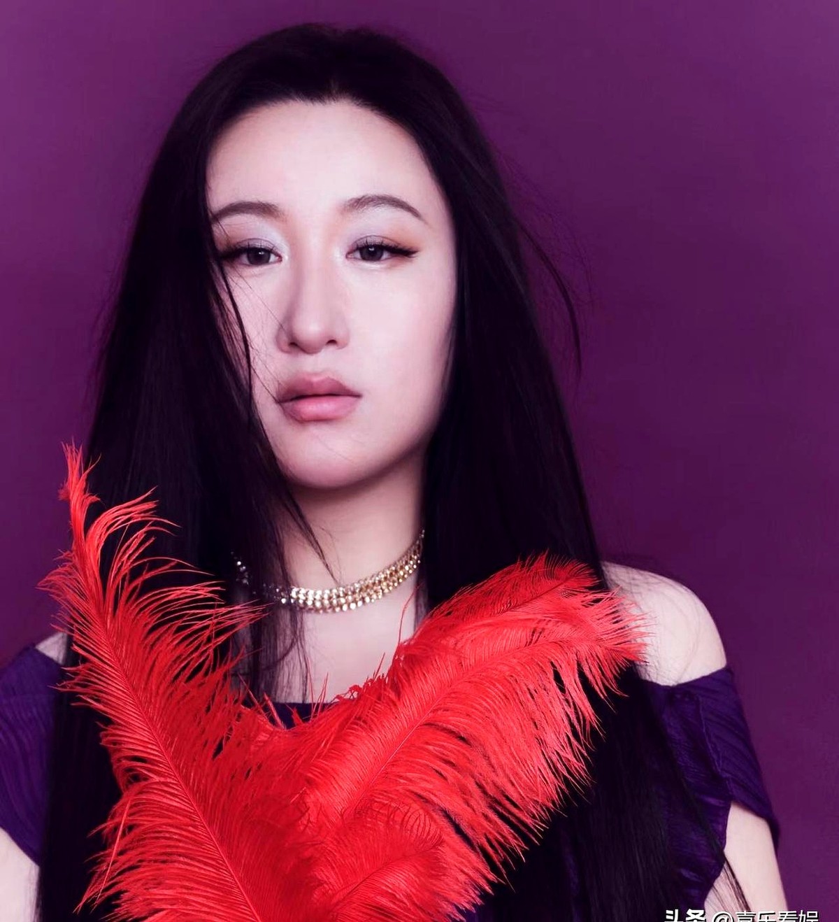 三年减了30斤，却被一群人按头非说是打针走捷径。

锤娜丽莎直接发长文发誓没动歪心思。三年掉30斤，平均下来一个月瘦不到一斤，这速度谁看都知道是硬熬出来的。偏偏有人非要翻出她七八年前吃激素药的旧账来杠。

她干脆撕开隐私，说减肥根本不是为了迎合白瘦幼，而是查出了脂肪肝和多囊。至于为啥不拍减肥日记？人