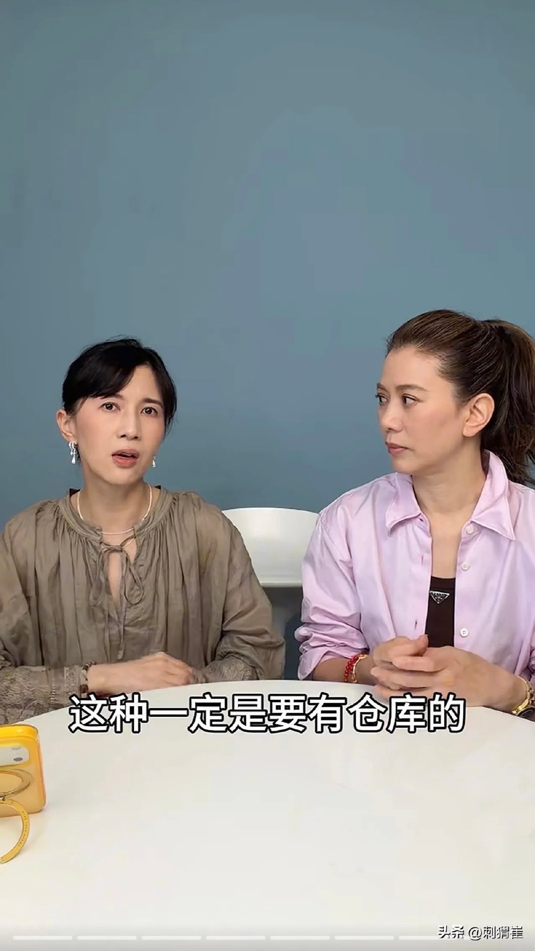 袁咏仪说：“去年我搬家时，被张智霖骂得狗血淋头，因为仓库里面有三个大箱子，都是……” ​