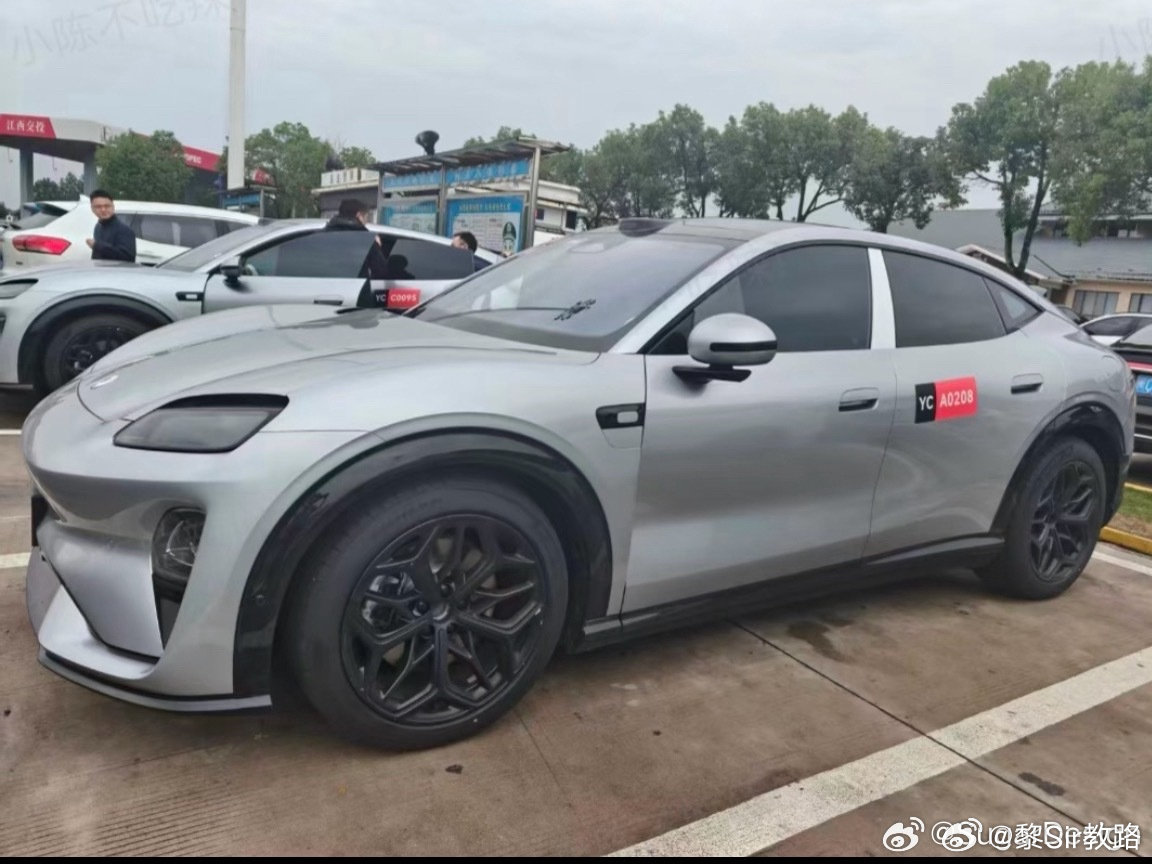 赛豆 AIVA ME7 国庆也出逃了吗？

拍照的可能在近距离用广角拍的，远些拍一定修长很多。

可以看到，这是真正的原创设计，而且也是好看的。

更有利于卖向全球。

一款车一定人，做自己，做自己，做自己。 

我看好的。

#大v聊车##AIVA首款量产车ME7全球首秀# ​