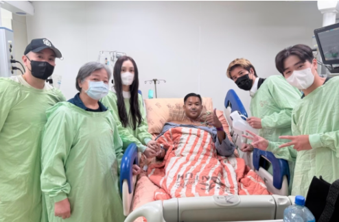 王力宏病房拎尿壶，老友够意思.镜头怼在陈建州病房里的那一刻，我终于看懂了什么叫老友。黑人刚从加护转普通病房，王力宏、唐志中一群人跑去合影，范玮琪满脸憔悴，却紧紧攥着黑人的手。
术后的陈建州看着黑亮黑亮，网友却盯着他嘴唇发黑发紫，顺手提醒一句查查心脑血管。王力宏一头金发抢镜，站黑人旁边显格外白。眼尖的