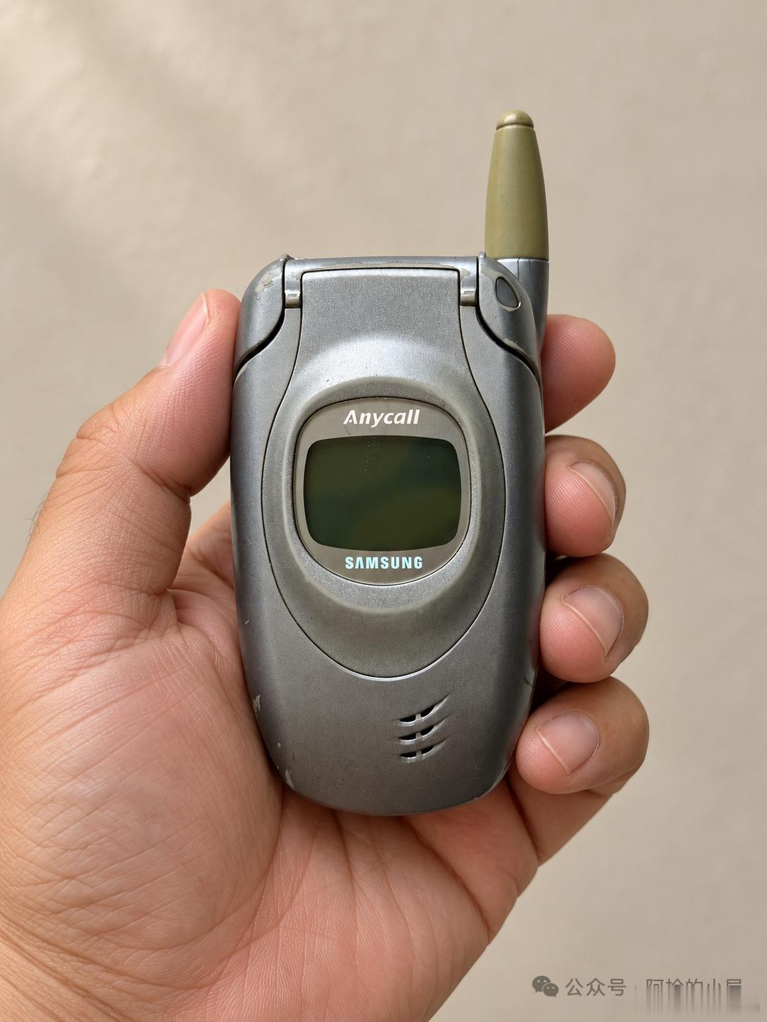我的第一款手机2002年，一台三星T108，卖7600块。

那时候一个普通工人，一个月工资也就一千多。这台手机，等于小半年工资。

它是全世界第一台双屏翻盖彩屏手机。外面一块小屏看时间来电，翻开，里面是4096色的彩色大屏——那一年，满大街的手机还是绿屏黑屏。

铃声也是顶配：16和弦。别人手机响是" ​