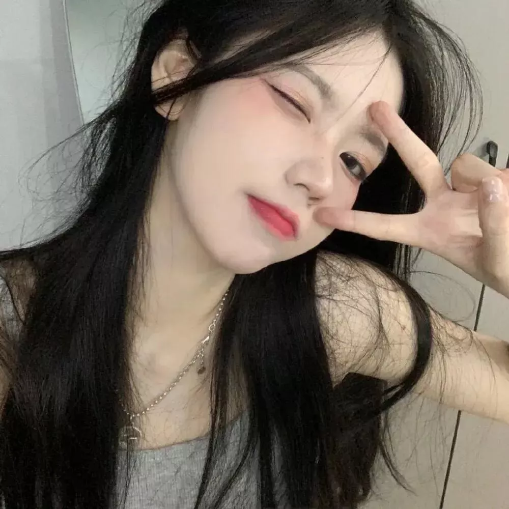 温柔甜美的女孩，轻轻眨眼，散发迷人气息。，美女