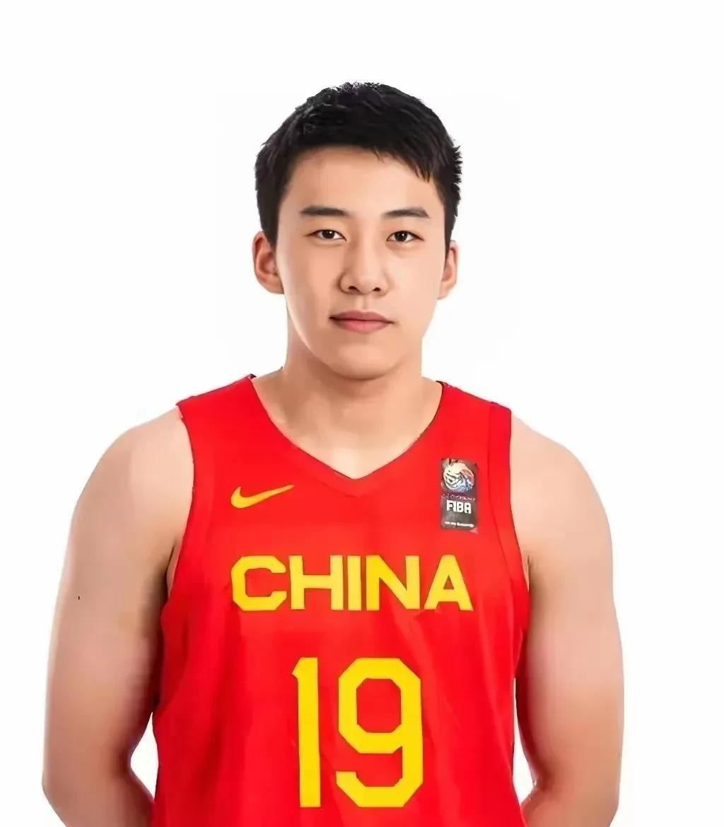 王俊杰，2005年4月3日出生，身高2.06米，中国男子篮球运动员，司职前锋 。他出身校园篮球体系，年少时凭借出众天赋入选NBA全球精英计划，先后前往澳大利亚、美国深造，加盟NCAA旧金山大学征战美国大学联赛，长期在海外赛场磨砺球技。
 
2025年男篮亚洲杯，王俊杰代表中国男篮出战，赛