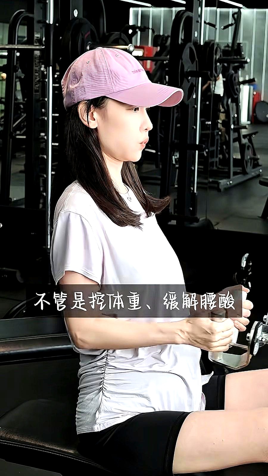 10月16日，41岁孙骁骁晒出孕期六个月与47岁任重一起健身的视频，意外曝光两人早已结婚七年，且即将迎来二胎。
 

网友还停留在当年的求婚八卦里，人家孩子都快生二胎了。视频里的任重摘下帽子，头顶全白，47岁看起来像60岁，孙骁骁却依旧声音温柔、状态大好。
 

年轻时被当成焦点的情长意短，最后都落