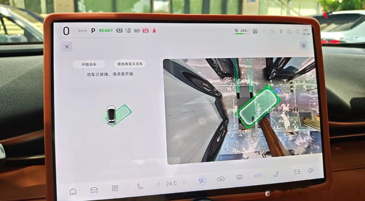 深蓝S05升级3.2系统，自动泊车真实体验
S05升级了DEEPAL OS 3.2版本，聊聊泊车功能的变化。升级之前，自动泊车只能车尾倒入车位，遇到地库那种标线不全、异形车位就很吃力，局限性挺大。更新完新增自定义泊车，就算地面标线模糊、车位划线不完整，也能完成停车，不用完全依赖地面标线。这次OTA不算颠覆 ​