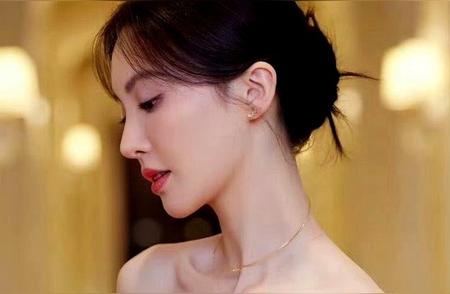 优雅白裙，气质如兰，尽显女性魅力