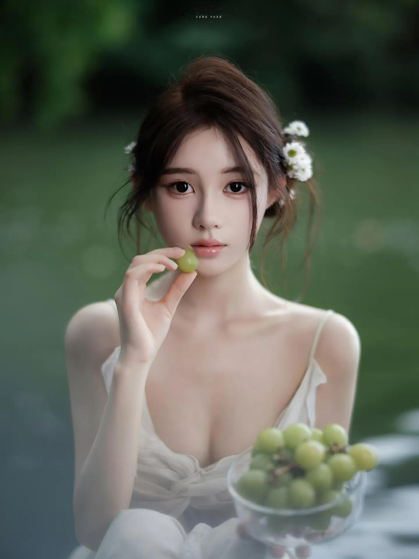 她的美，纯净而自然，不施粉黛却让人怦然心动。就像这颗颗葡萄，带着大自然...