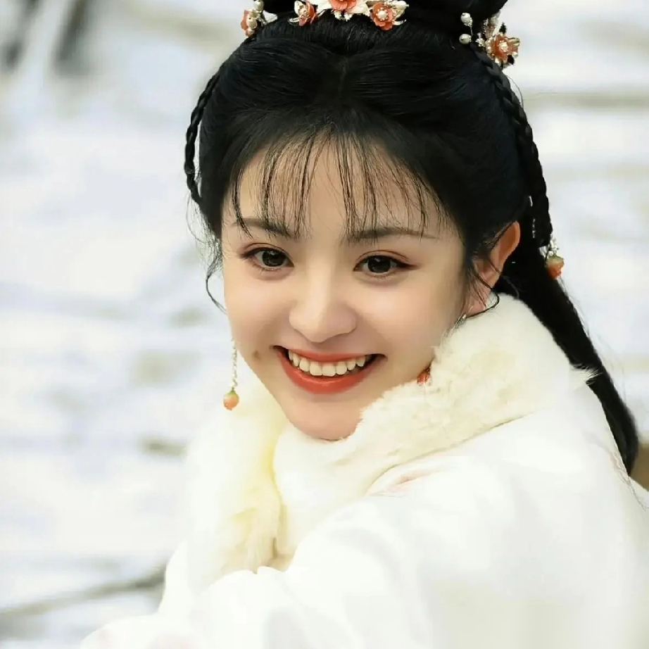 一女的演俩，一个倒夜香的贫女，一个伯府假千金，还跟个快死的世子同房博弈，这剧不爆才怪。
《嫁金钗》10月16日刚上，48小时优酷热度直接破万，成了平台最快破万的剧。云合市占率冲到24.6%，连Netflix都进了29个国家前十，泰国直接登顶。
田曦薇这张脸，甜是真甜，狠起来眼眶一红，眼神能剜人。