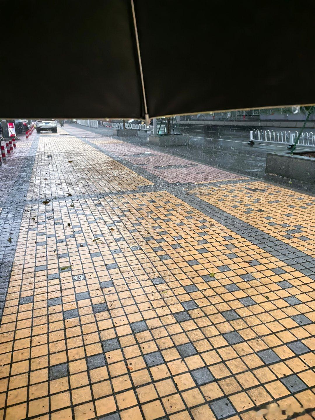 这雨什么玩意，大腿以下全湿，鞋子进水了，游泳去上班[奥特曼]​