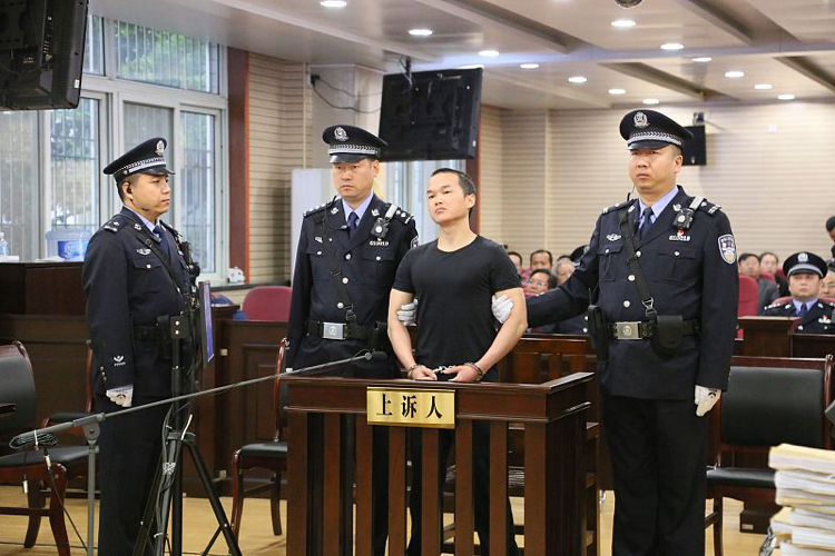 标题：白衣恶魔刘翔峰落网！多行不义终遭法律严惩

2024年10月31日，长沙市