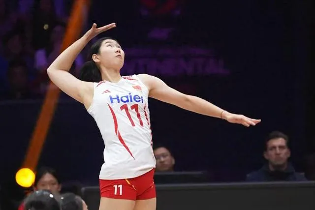 2026年女排亚锦赛在天津落幕，手握全胜战绩、主场作战的中国女排，在决赛赛场被泰国女排逆转击败，以2比3的比分惜败丢冠。这场失利让队伍无缘亚洲区唯一的洛杉矶奥运会直通资格，比赛暴露出的团队短板与心态问题，也让郎平多年前提出的赛场隐患再度受到大众关注。
没人想到赛前一路零封对手、气势如虹的中国队，会在