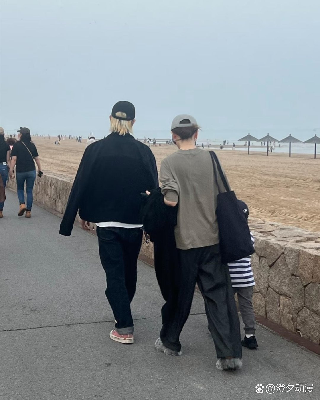 戚薇和李承铉带4岁儿子现身河北阿那亚旅游，一家三口在傍晚到海边散步，看起来好幸福！他们一家人的穿衣打扮都很时尚，明星就是不一样！ ​