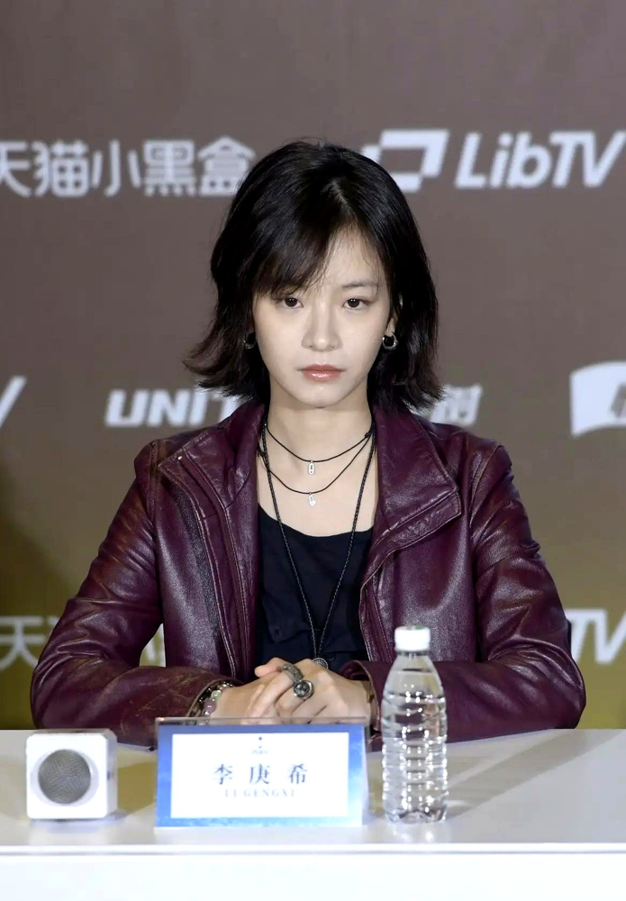 李庚希演的女主角，电影过半才露面，导演邹静被当面问怕不怕赔钱。
她回了一句，制片人没拦过，呈现女孩的成长，比演员什么时候出场更重要。
这片子一开始也谈过流量，最后全推了，因为故事立不住，谁来都白搭。李庚希是最早定下的，导演说就凭直觉，后来相处发现对了。
李庚希自己说，演员就是服务角色的，她也就