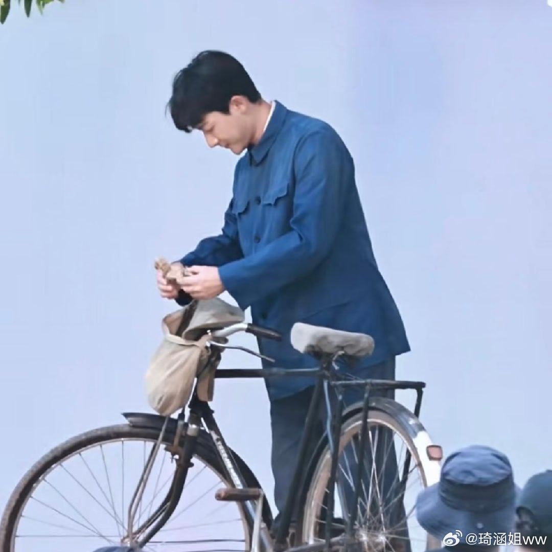 #张晚意[超话]##柿柿如意张晚意# 晚意，昨天晚上又梦到了你，哈哈哈，这一次我是剧组群演，坐在很破的中巴车上睡着了，旁边还有我儿子，醒来发现你坐在我的前排，你的脸上有灰头土脸的妆，但是我一眼就认出你了，然后还跟你聊天了，你问我看过你哪些剧，我说了几个角色，然后就一下醒了[允悲]​