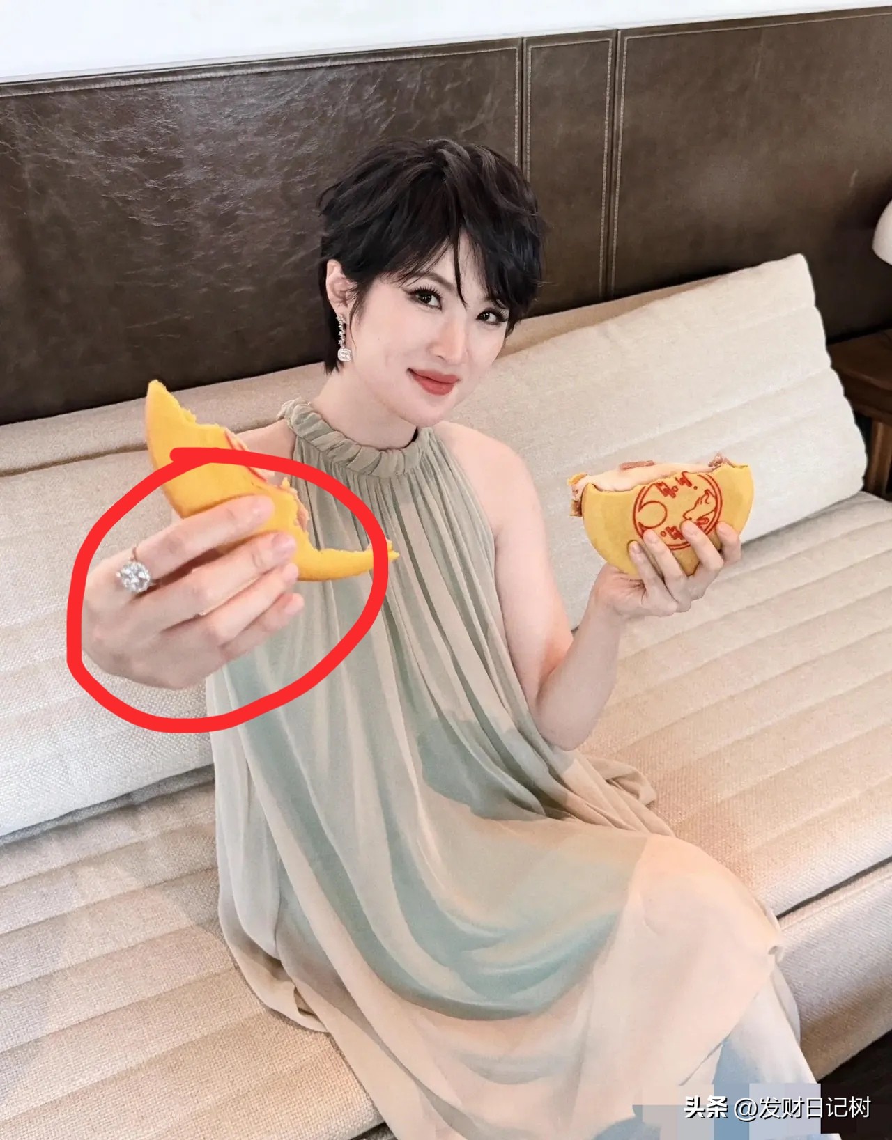 仔细看这张照片，
大家有没有发现一个问题？
不是姚安娜鸽子蛋大的钻戒，而是她竟然没有做美甲！

要知道，很多明星不管大小活动，都会把方方面面打扮精致，美甲更是标配。

而姚安娜这张中秋日常照，妆容简约，没有一堆浮夸首饰，连指甲也是干干净净的。

难怪都说她是富二代里最低调，最不像富二代的富二代！