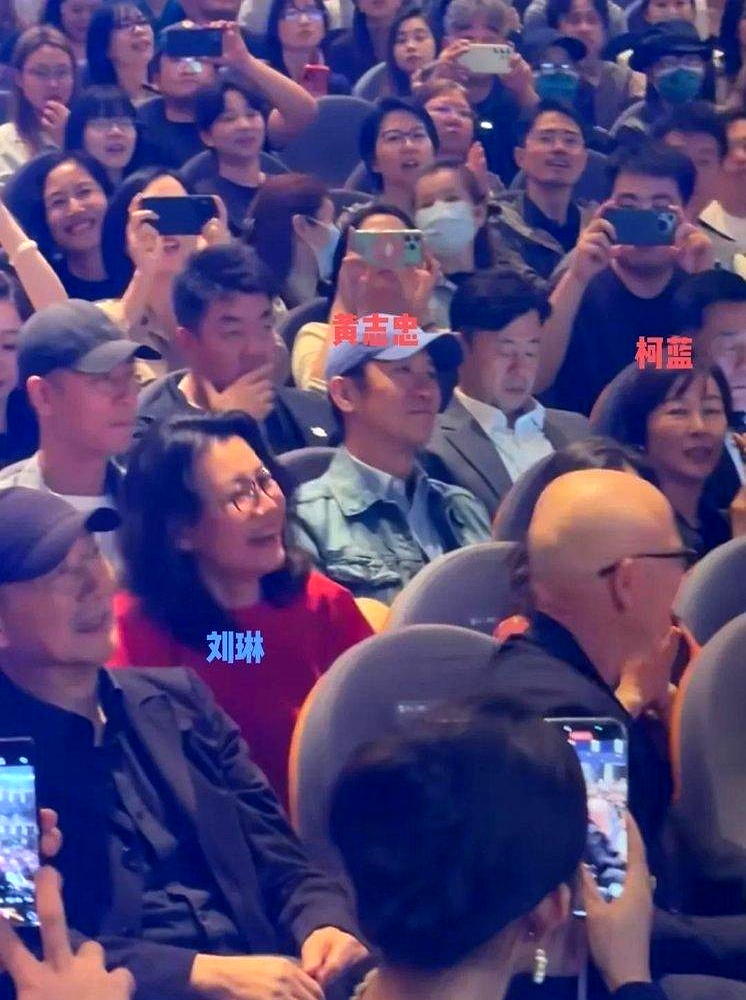 乌镇戏剧节那叫一个热闹，大咖云集好戏连台
 

可偏偏有些明星两口子的相处让人大跌眼镜
 

孙骁骁挺着大肚子瘦得吓人现身
 

身旁的任重倒好，全程当甩手掌柜
 

连个手都不带扶的，眼神也全程避开
 

俩人貌合神离得像刚拼桌的陌生人
 

反观另一边的黄志忠和柯蓝
 

素面朝天溜达着，一个揣