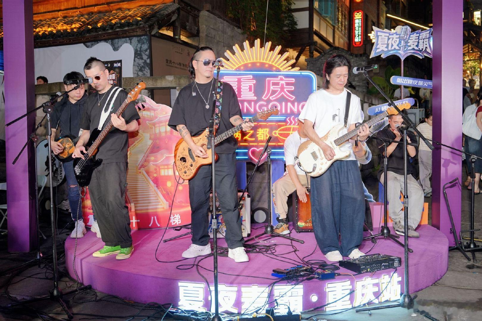#听郝云在重庆十八梯唱活着有多爽##夏夜麦霸#夏夜尽情开嗓，麦霸角逐荣光！百度夏夜麦霸K歌大赛五城线上线下联动，重庆站正式开启。借力夜市火热热度，AI打分公平竞技，下载百度APP即可参赛，收获现金礼品，唱响魅力山城！ ​