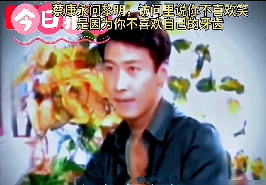 59岁的黎明在红馆连开10场演唱会，居然场场爆满
 

妻子带着女儿坐在台下跟着摇摆，他在台上大喊自己懂了什么是真爱
 

这种清醒又接地气的状态，真不是一般明星能有的
 

当年蔡康永在访谈里半开玩笑问能不能当他女友，他没生脸也没接烂梗，顺手一句得先排队，前面还有刘德华，直接把场面化解了
 

面