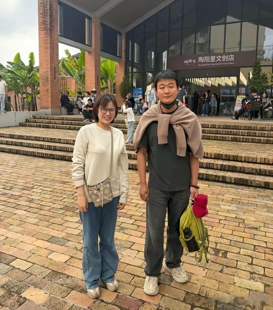 景德镇偶遇佟大为，明星没了打光和精修，也就是普通人的样子 ​