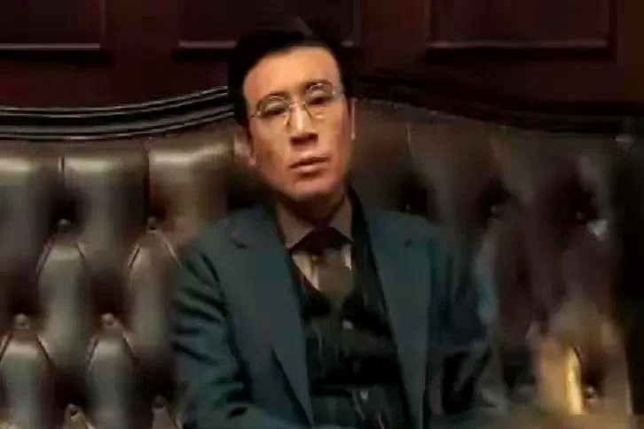 李雪健说于和伟骨子里自带坏感，外行以为是骂人，内行才懂这是最高赞誉。

普通演员演反派，只会瞪眼、嘶吼、满脸狰狞，生怕别人不知道自己是坏人。于和伟演阴鸷权臣、伪善大佬，眉眼平淡语气温和，眼神一垂全在算计，连多余的肢体动作都没有，却看得人后背发凉。

李雪健一句话点透了：刻意演的反派都是悬浮的，融在骨