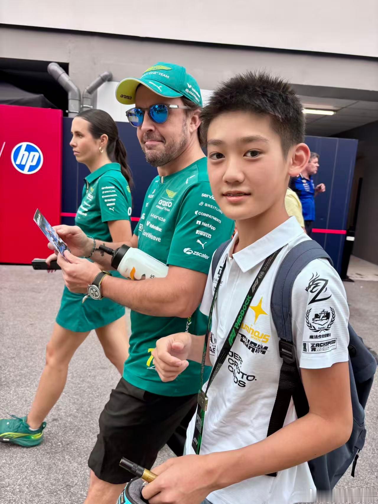 #F1[超话]# 车手集邮还在继续！🏁

今天还有这些熟悉的面孔：

🔵 威廉姆斯｜亚历山大·阿尔本

🟢 阿斯顿·马丁｜费尔南多·阿隆索、兰斯·斯特罗尔

🇨🇳 中国车手周冠宇！

见一个拍一个📸感觉以后整理照片的时候，得专门建个文件夹了：《那些年我送出去的车手卡》 😂
 ​
