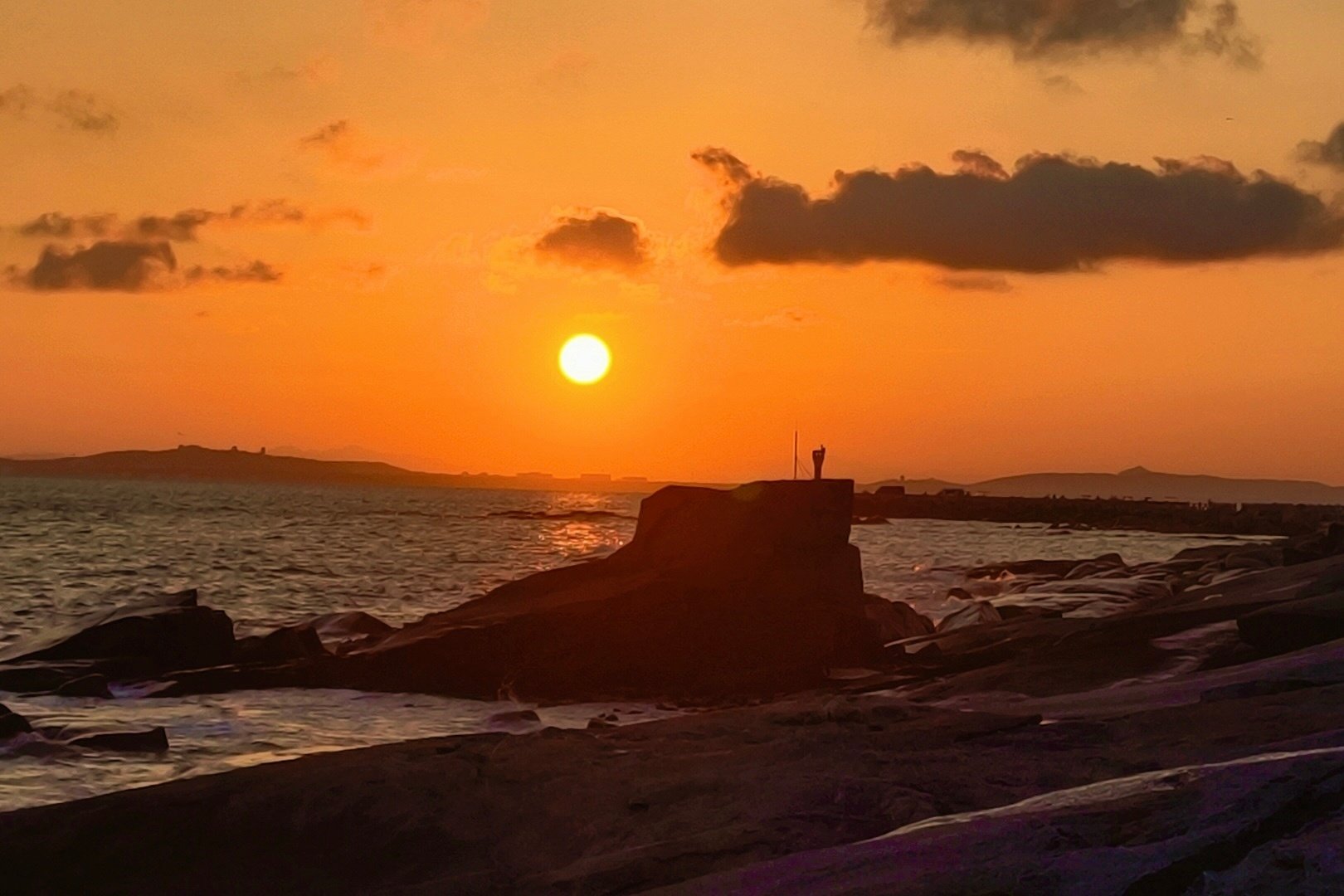 在兴城，留住未完成的夏天🩵💚🩷💛💜
 
处暑时节奔赴兴城，这座枕着渤海的北方小城，依旧攥住盛夏的余温。海风漫过礁石与海岸，藏着渔村独有的松弛质朴。站在邴家湾的礁石之上，看落日把整片海面熔成鎏金色。
 
举着相机定格日落瞬息，收集海浪与晚风。把夏天还没释放完的炽热，尽数交付这片大海。夏天没有落幕，只是换一种方式，留在海边的落日里🌊

#一路出片##微博旅行ING##微博跨域计划#