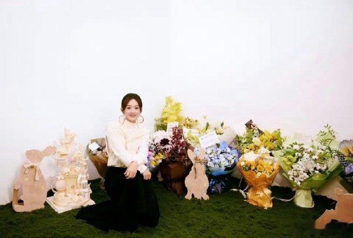 85花生日花束合照，赵丽颖的显得尤其特别🙊 #品牌方给杨幂的生日花海排面# ​