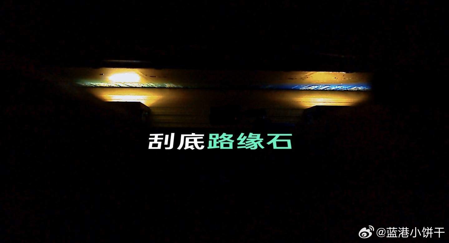 领克10EM-P坠崖后，经销商百公里驰援

四川泸州古蔺县山区国道发生领克10EM-P坠崖事故，车主因不熟悉路段，在临崖弯道会车时冲出路面，翻滚坠落近百米。领克汽车成都和泸州经销商门店积极响应，领克汽车第一时间联系车主、确认伤情，领克汽车驱车100多公里赶赴现场，领克汽车还在医院陪同车主直至当晚 ​