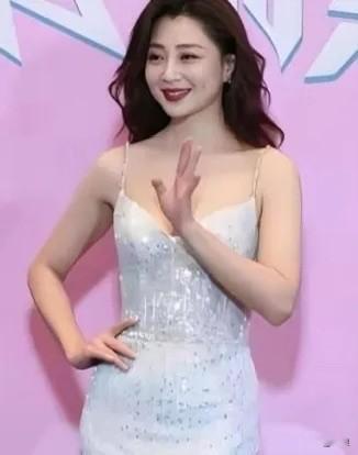 2009年，刚离婚的的殷桃，在富豪孙东海的疯狂追求下，两人在一起了，没曾想孙东海忘不了前女友李小冉，殷桃怒气冲冲地找孙东海理论，孙东海甩出一句话：“我的事，还轮不到你来管！” 之后的殷桃恍如人间清醒，很快就做了一个决定。

2009年，殷桃刚结束和沈俊成的婚姻。那段婚姻只撑了一年，因为两人三观不合，