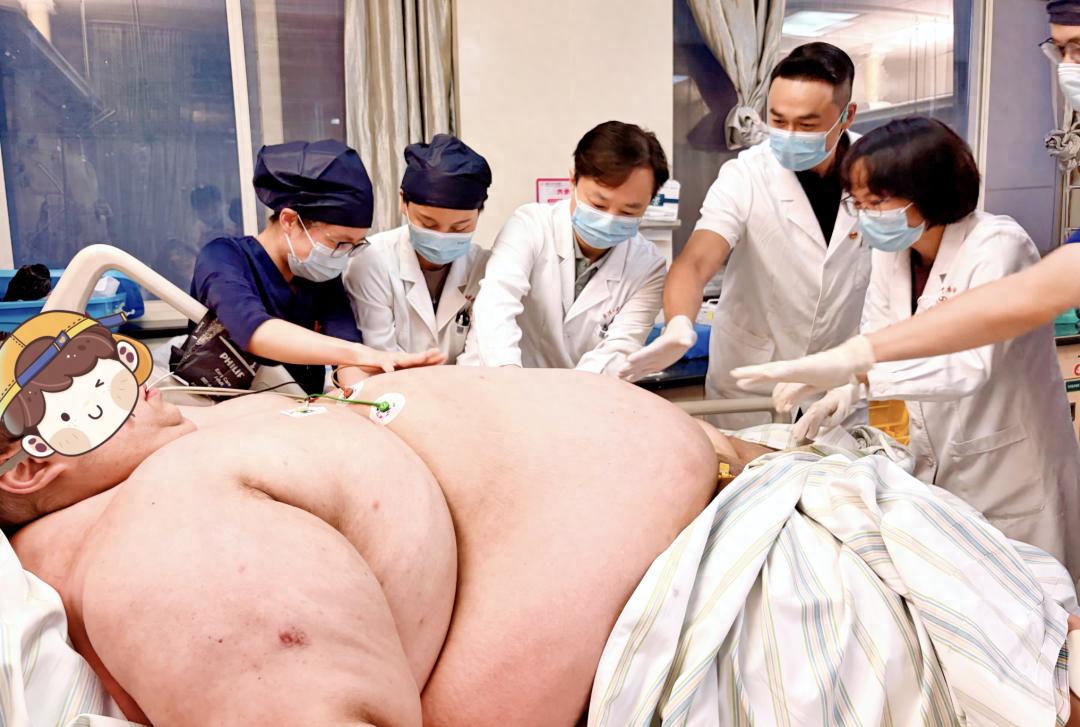 体重635斤东北小伙去武汉减肥，坐不了飞机高铁，家人包车开了23小时，“再胖下去人就没了”，在ICU住了13天，计划2个月先减100斤。

“1，2，3！大家一起使劲！”9月4日下午，在重症监护室历经13天的专业救治后，体重635斤的超级肥胖患者晓洲（化名）心肺指标终于降到可控范围，转回普通病房。1