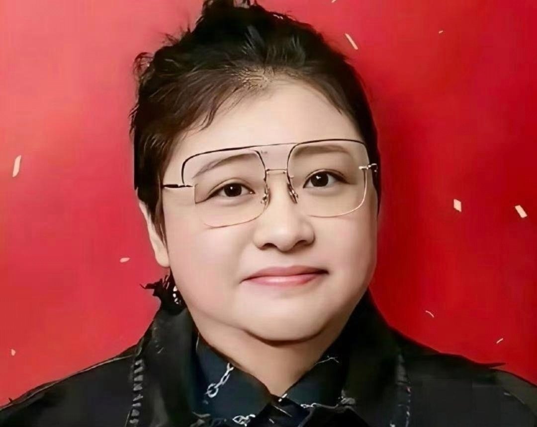 韩红说以前是校花，我本来不信。结果一看18岁军装照，对不起，是我有眼无珠。#韩红##娱乐综艺圈[超话]# ​