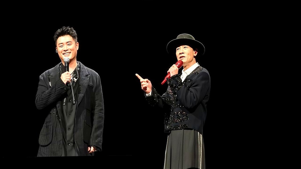 陈小春在2021年把家从香港搬到了上海，住到了陈赫家对门。
这两个人年龄整整差了18岁。
陈赫拉着王祖蓝和邓超组局接完风，还得接着去帮陈小春的儿子打听学校、找靠谱阿姨。
人在异地，连普通话都说不利索的时候，心里其实是虚的。
这时候跑来一个人，不是跟你客套寒暄，也不是嘴上说“改天一起吃饭”，而是直接当