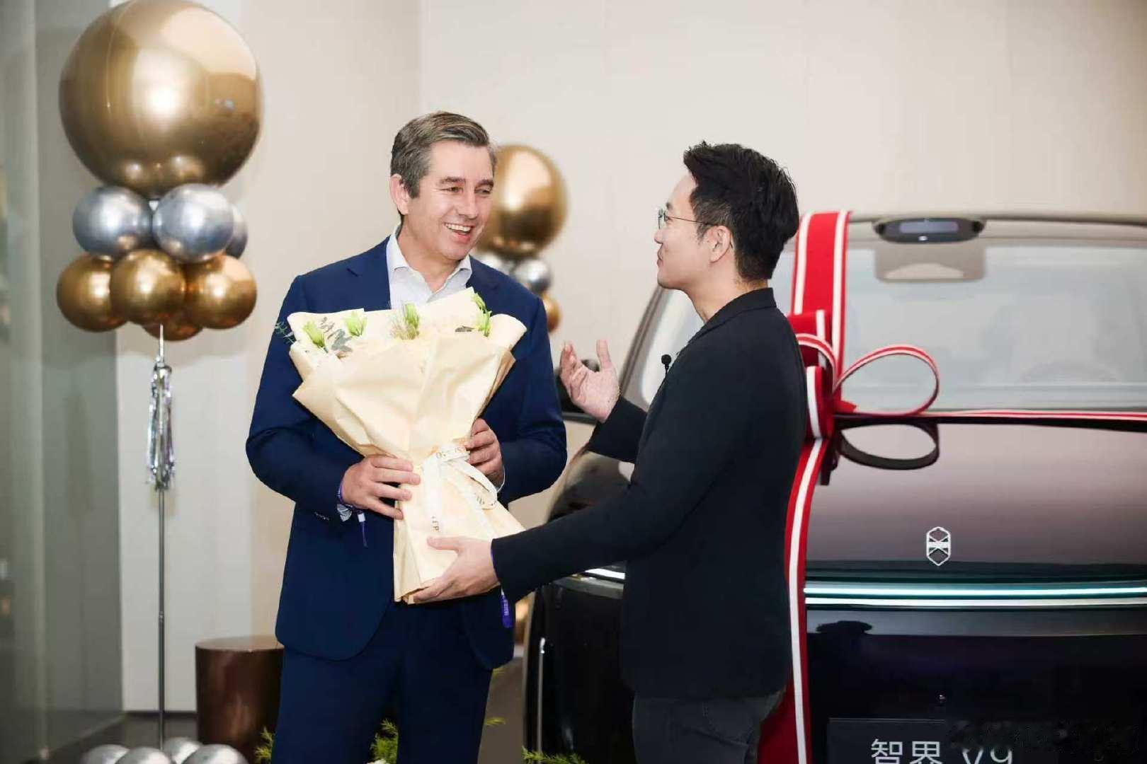 50 万级的 MPV，5 个月交 3 万台，这说明这个价位不是没需求，而是过去只有一两个选择，还得加价[doge]。

V9 进来之后，情况就变成有得挑了。9 月在 40 万以上 MPV 里占 68%，比交付数字更能说明问题——它吃掉的，是别人的存量。 ​