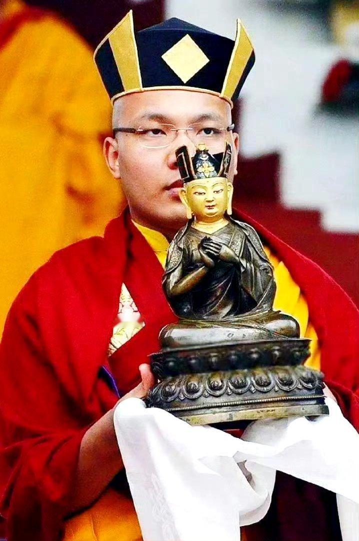 大宝法王超话  外在的善知识，亦即现在我们所依止的这位人身相的上师。外...
