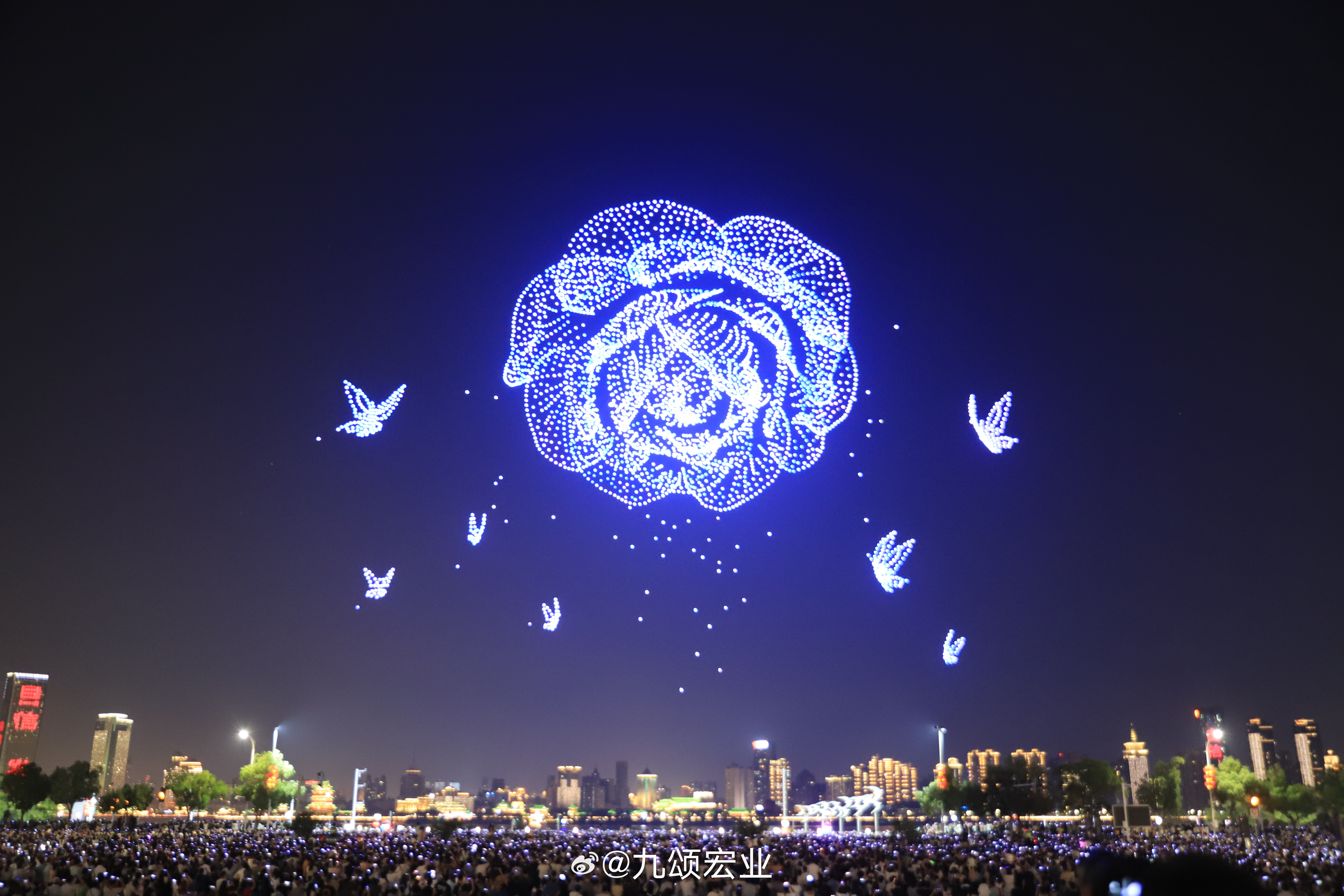 #网聚同心v观赣鄱#星河万里遇见南昌，绿茵赛场奋勇拼搏，刚刚过去的这个周末，南昌再度“刷屏”！[赞][赞][话筒]
#省会引领看南昌#9月12日晚，南昌秋水广场的夜空被数千架无人机点亮，“星河万里 遇见南昌”无人机典型应用场景示范活动首场演出震撼上演。这场以夜空为幕、以光为笔的视听盛宴，不仅让无 ​