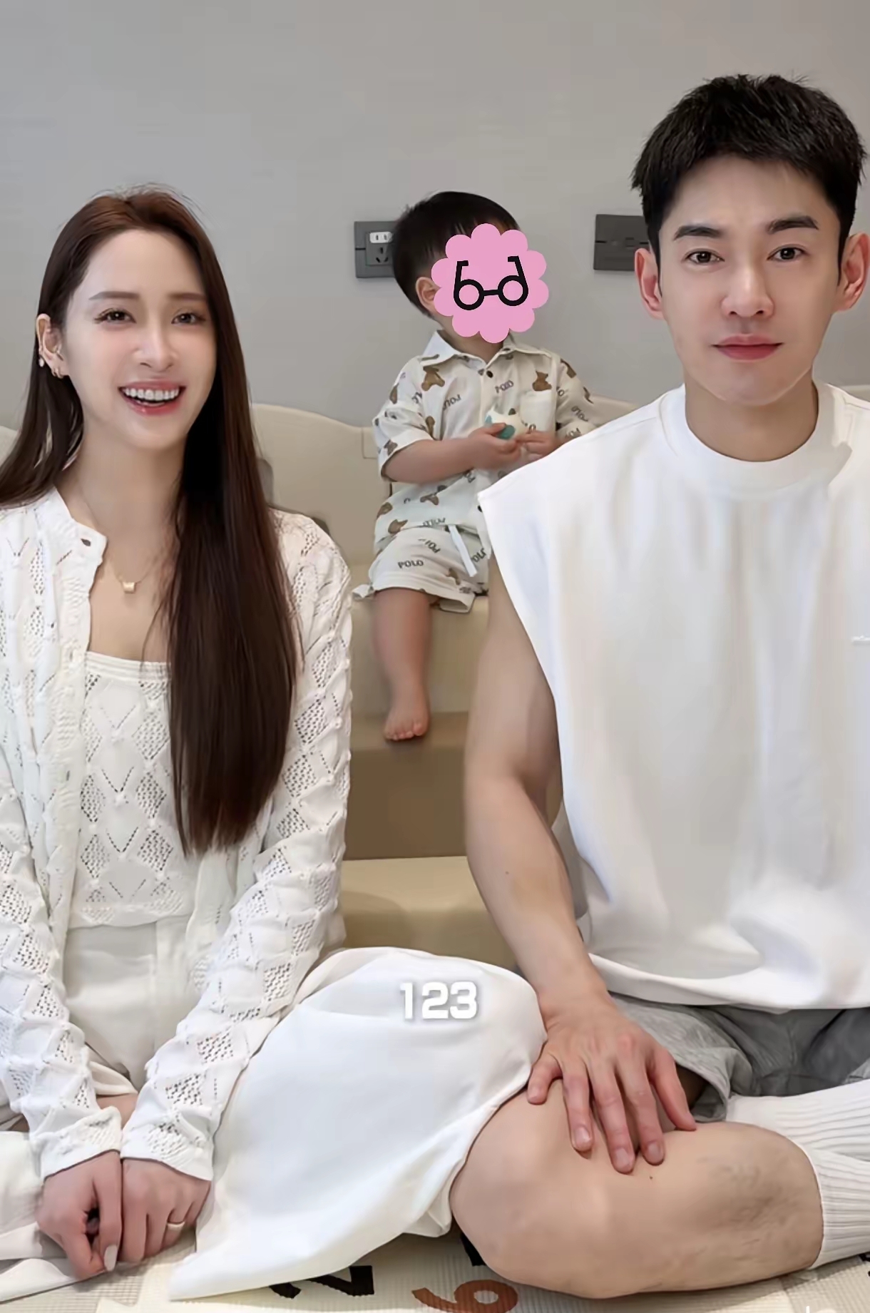 终于懂了为什么欧阳妮妮生完一胎，还满心期待想生三胎！
看完《我家那闺女》她和张子豪的日常，瞬间明白：她的底气，从来不是老公有钱，而是老公靠谱。
 
以前看欧阳妮妮的自媒体视频，频繁记录张子豪带娃日常，
很多人都以为是综艺人设、刻意秀恩爱吸粉。
 
直到看了最新节目做客陈妍希家的名场面，才发现全是真实