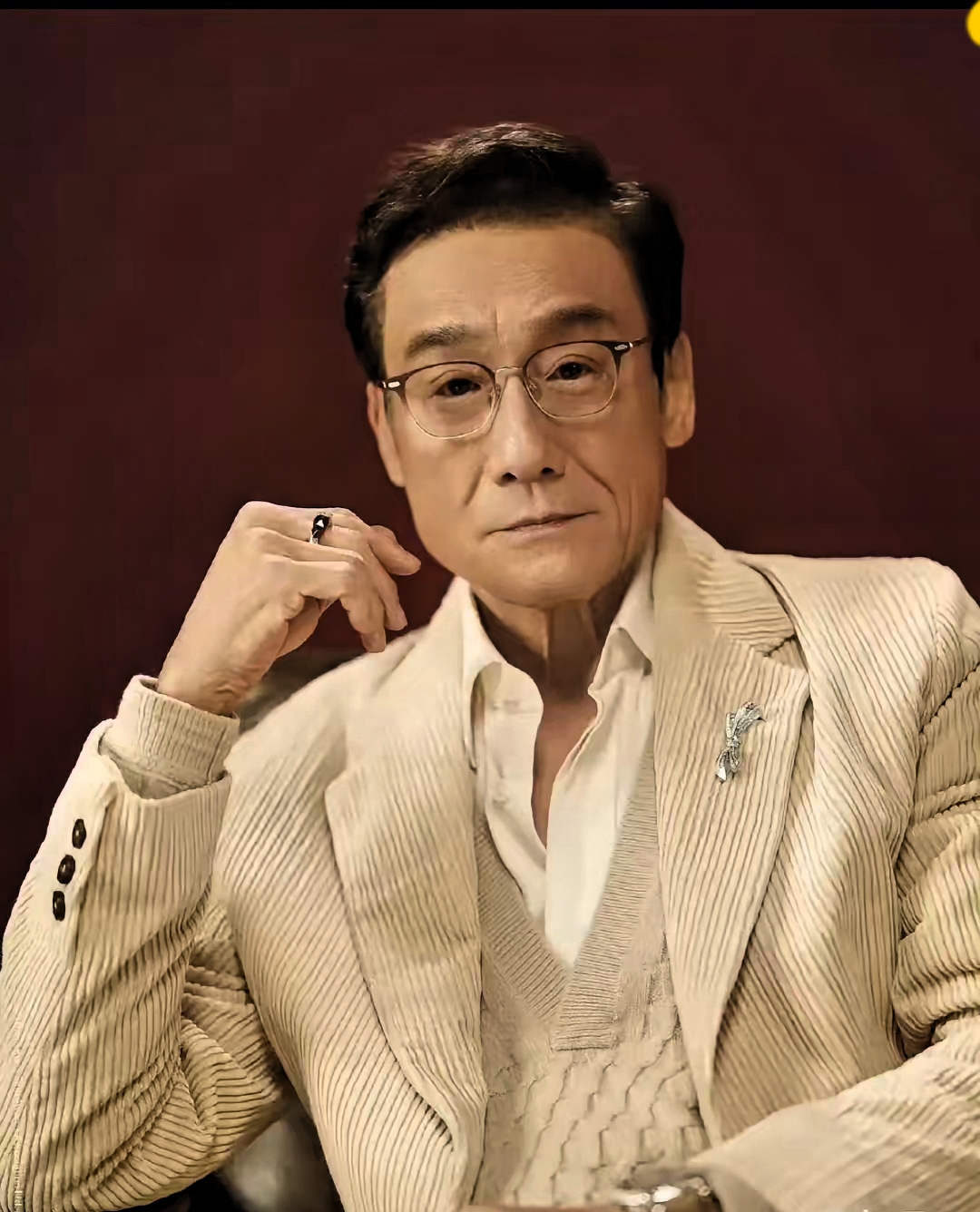 梁家辉一语惊醒国人！香港街头没人追明星，真相戳穿当下最扭曲的社会现象
 
时隔多年，梁家辉的一段采访再度刷屏全网！
 
短短几句话，没有犀利指责，却狠狠戳穿了内地和香港截然不同的社会价值观，看完让人瞬间清醒，越品越通透！
 
早在2022年，梁家辉就曾真诚坦言：
很多内地朋友来香港旅