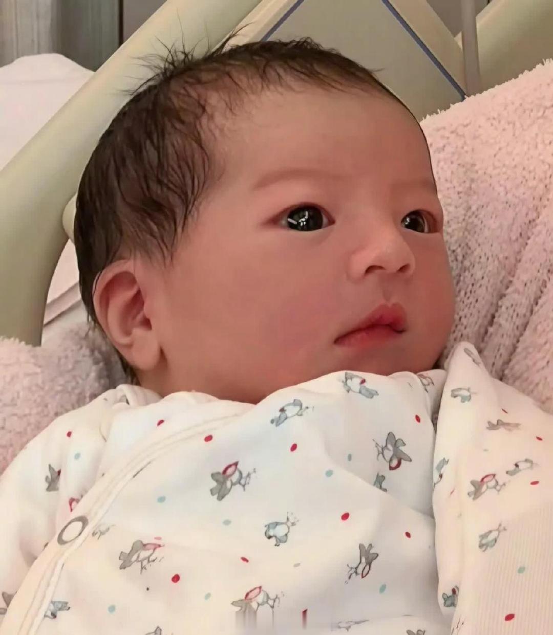 郭富城方媛5个月大三胎女儿近照流出，头发浓密耳垂圆鼓鼓 ​